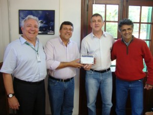 Diretor Geral do IF recebe a placa da homenagem junto aos pesquisadores da instituição