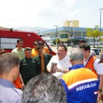 Dr. jair Santoro demostrando como fazer a leitura de pluviômetro