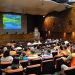 Auditório lotado com o público presente