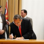 Rubens Rizek Júnior assinando o termo de cooperação