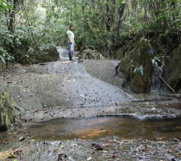 Depósito carbonático fluvial (tufa calcaria) foto: William Sallun Filho