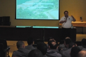 Jair Santoro palestrando sobre riscos geológicos. (CEDEC)